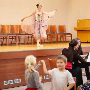 9:30 a 11:00 Duo Beautiful Strings s baletkou / Gröbova vila (s dětmi od 0 do 3 let)